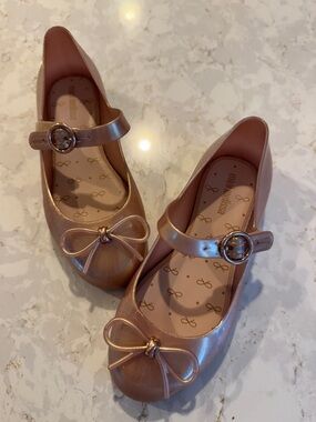 Mini Melissa Girls' “Sweet Love” Mary Jane Bow Flats - Rose Gold -11T
